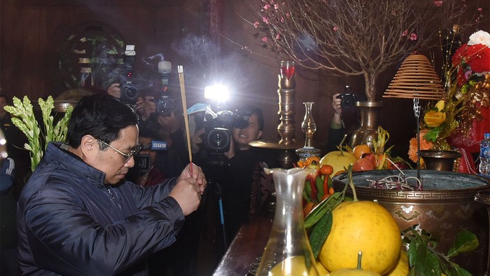 Thủ tướng Phạm Minh Chính dâng hương tưởng nhớ Chủ tịch Hồ Chí Minh tại Khu Di tích K9. 