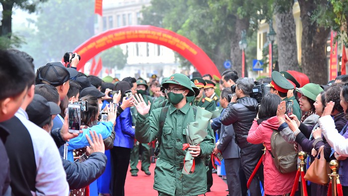 Nét hân hoan của những tân binh tại Lễ giao nhận quân năm 2023 của quận Hoàn Kiếm.