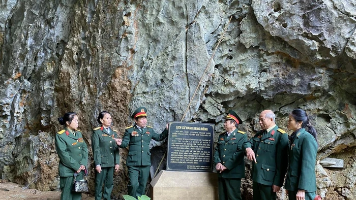 Các cựu chiến binh Trung đoàn 567 thăm lại hang Keng Riềng, nơi 23 chiến sĩ hy sinh..