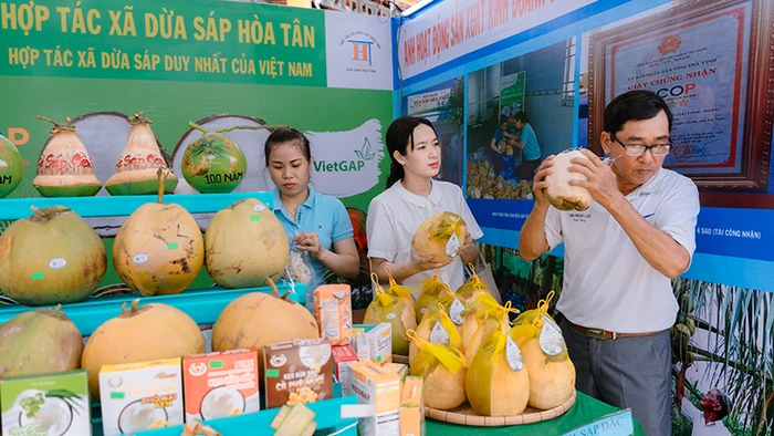 Đặc sản dừa sáp Trà Vinh.