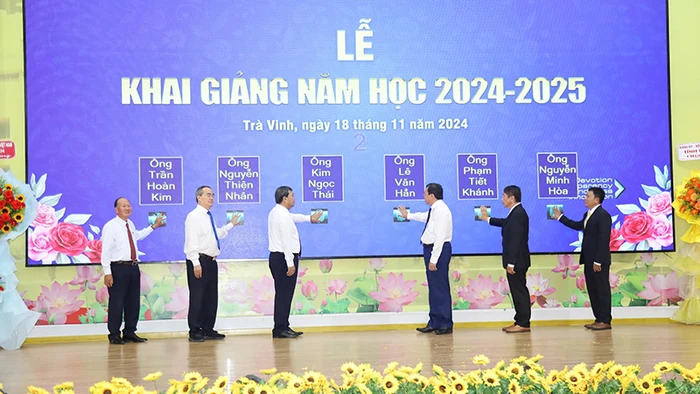 Đại biểu thực hiện nghi thức khai giảng năm học mới 2024-2025.