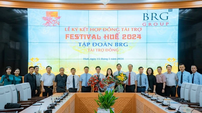  Lãnh đạo tỉnh Thừa Thiên Huế và Ban tổ chức Festival Huế 2024 tặng hoa cho các đơn vị ký kết tài trợ.