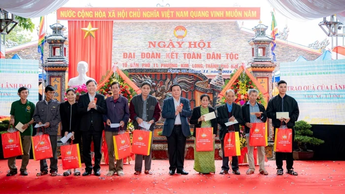 Đồng chí Nguyễn Xuân Thắng, Ủy viên Bộ Chính trị, Giám đốc Học viện Chính trị quốc gia Hồ Chí Minh, Chủ tịch Hội đồng Lý luận Trung ương tặng quà các hộ gia đình chính sách.