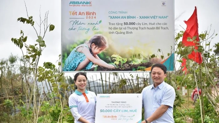 ABBANK trao tặng 50.000 cây giống gỗ lớn cho các hộ dân khó khăn tại xã Thượng Trạch (huyện Bố Trạch, tỉnh Quảng Bình).