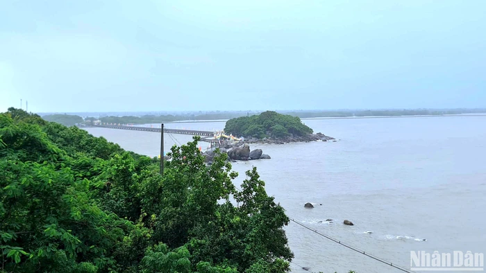 Vùng biển chung quanh cụm đảo Hòn Đá Bạc (huyện Trần Văn Thời, tỉnh Cà Mau) nằm trong khu bảo tồn biển Cà Mau.