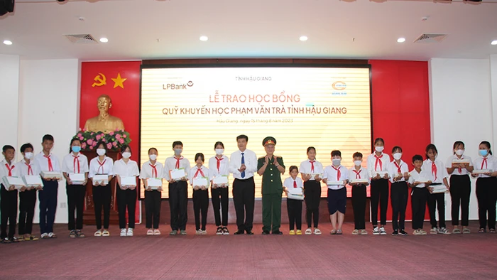 Đại tướng Phạm Văn Trà trao tặng học bổng và quà cho các em học sinh