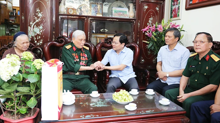 Bí thư Tỉnh ủy Bắc Ninh tới thăm, tặng quà Thương binh La Văn Din - chiến sĩ Điện Biên năm xưa.