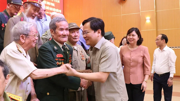 Bí thư Tỉnh ủy Bắc Ninh ân cần thăm hỏi, động viên các chiến sĩ Điện Biên, thanh niên xung phong, dân công hỏa tuyến trực tiếp tham gia Chiến dịch Điện Biên Phủ. 