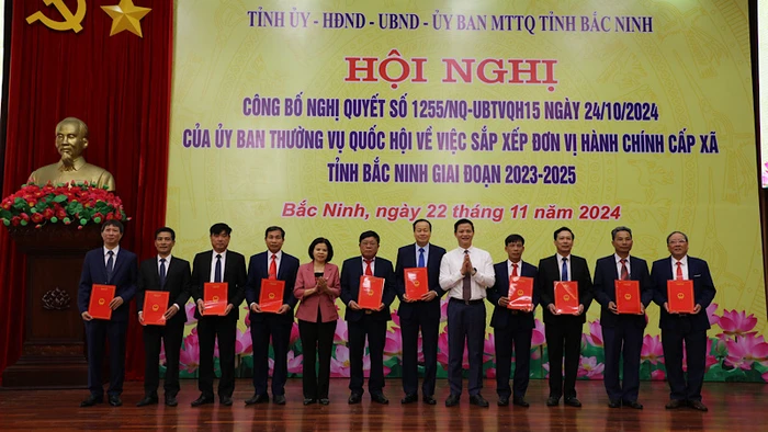 Lãnh đạo tỉnh Bắc Ninh trao Nghị quyết của Ủy ban Thường vụ Quốc hội tới các xã, phường, thị trấn.