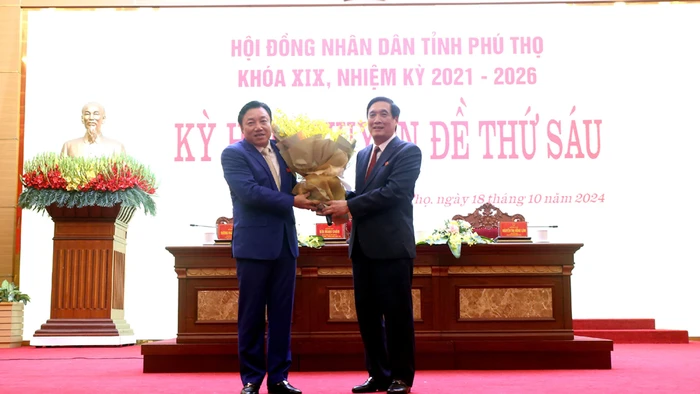 Bí thư Tỉnh ủy Phú Thọ Bùi Minh Châu tặng hoa chúc mừng tân Phó Chủ tịch Ủy ban nhân dân tỉnh Phú Thọ Nguyễn Huy Ngọc.