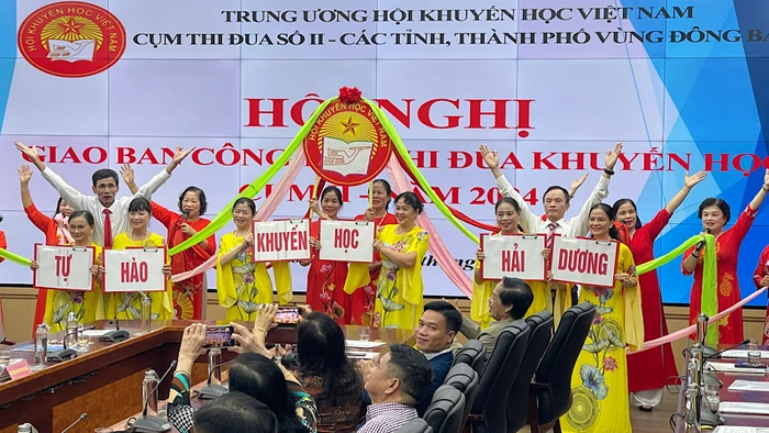 Văn nghệ chào mừng mừng các đại biểu dự hội nghị khuyến học về chuyển đổi số.