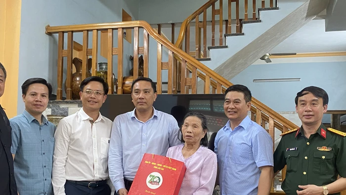 Đoàn công tác thăm và tặng quà cho cụ bà Nguyễn Thị Vân tại Tổ dân phố 6B, thị trấn Phố Ràng, huyện Bảo Yên (Lào Cai).