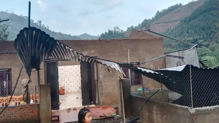 Một nhà dân tại huyện Văn Bàn (Lào Cai) bị tốc mái do dông lốc.