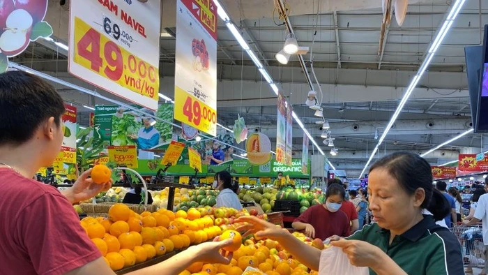 Người tiêu dùng mua sắm tại siêu thị Big C Thăng Long (Hà Nội). 