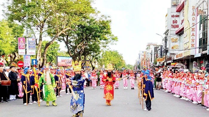 Hát múa Sắc bùa làng Phò Trạch (huyện Phong Điền) tham gia biểu diễn tại Lễ hội Festival Huế.