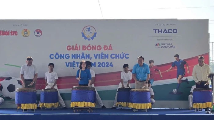 Phó Chủ tịch Tổng Liên đoàn Lao động Việt Nam Thái Thu Xương và các đại biểu đánh trống khai mạc giải.