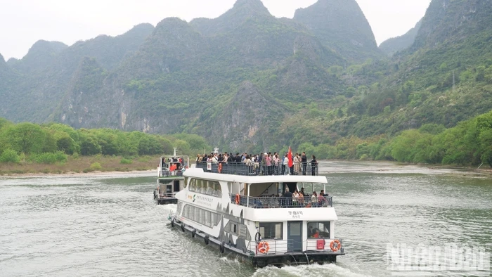 Du khách ngồi du thuyền ngắm cảnh trên dòng Ly Giang với hành trình khoảng 60km trong 3 giờ.