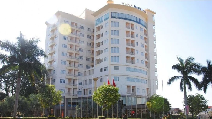 Cụm dịch vụ khách sạn 4 sao Dakruco tại số 30 Nguyễn Chí Thanh, thành phố Buôn Ma Thuột, khởi công từ tháng 1/2006, đưa vào sử dụng từ tháng 1/2009, đến nay cụm dịch vụ khách sạn Dakruco liên tiếp làm ăn thua lỗ.