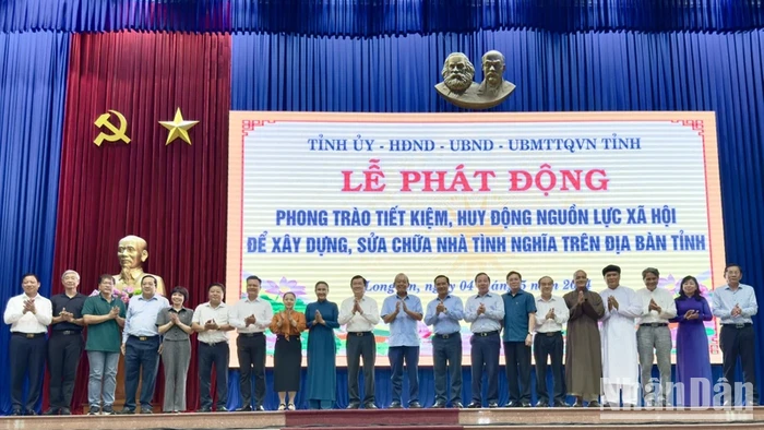 Nguyên lãnh đạo Trung ương, lãnh đạo tỉnh Long An cùng nhà tài trợ dự lễ phát động.