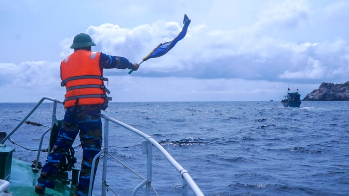 Thuyền phó tàu kiểm ngư KN 688 NA Nguyễn Hữu Hảo dùng cờ hiệu Kiểm ngư yêu cầu tàu cá có dấu hiệu vi phạm tại khu vực gần đảo Mắt dừng để Đoàn liên ngành tổ chức kiểm tra. 