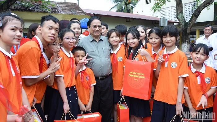 Thủ tướng Phạm Minh Chính đã tới thăm, tặng quà các thầy cô giáo, các cháu học sinh đang theo học tại Trung tâm Nuôi dưỡng trẻ khuyết tật Hà Nội.