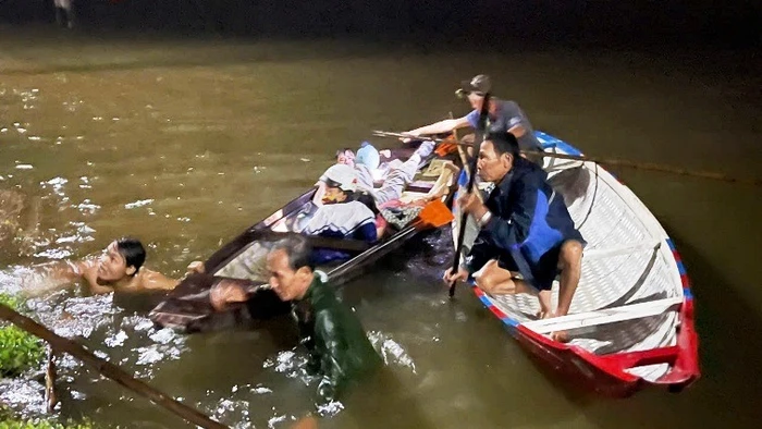  Ba người trong một gia đình bị ngã xuống nơi nước sâu, được ứng cứu đưa vào bờ an toàn trong đêm. (Ảnh: CA)