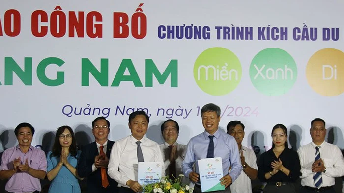 Đại diện Ủy ban nhân dân tỉnh Quảng Nam và Tổng Công ty Đường sắt Việt Nam ký kết hợp tác phát triển du lịch-đường sắt.