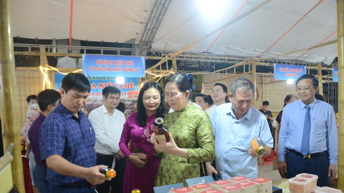 Các đồng chí lãnh đạo tỉnh Hà Nam tham quan các sản phẩm OCOP được trưng bày tại hội chợ trưng bày và giới thiệu sản phẩm OCOP.