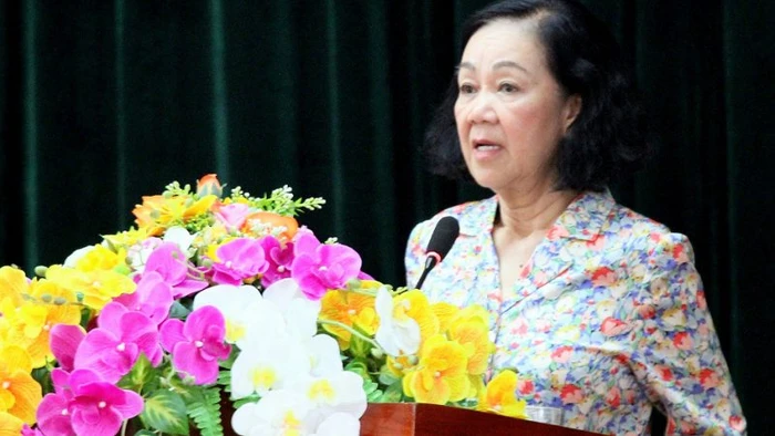 Đồng chí Trương Thị Mai phát biểu trước cử tri huyện Đà Bắc, tỉnh Hòa Bình.