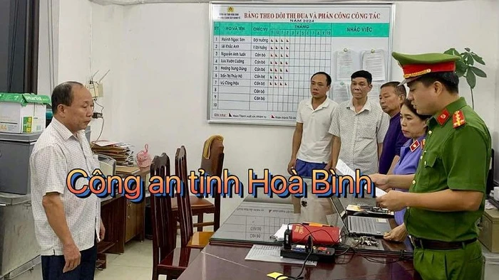 Nguyễn Văn Lâm, Giám đốc chi nhánh Văn phòng đăng ký đất đai huyện Lạc Sơn (trái). (Ảnh: Công an cung cấp).