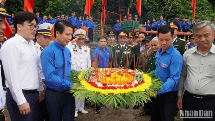 Các đại biểu dự chương trình thực hiện nghi thức dâng hương, dâng hoa tại di tích lịch sử Bến Vũng Rô.