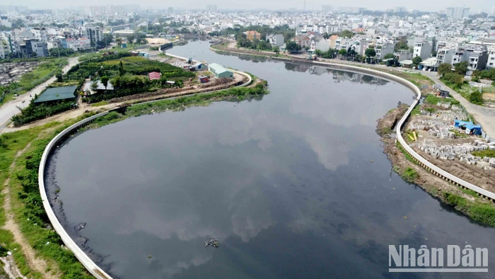 Sau hơn 1 năm khởi công xây dựng và cải tạo kênh Tham Lương - Bến Cát - Rạch Nước Lên, đến nay, tuyến kênh này đã dần "thay áo mới". Đơn vị thi công đang dồn lực và quyết tâm hoàn thành vào dịp 30/4/2025.