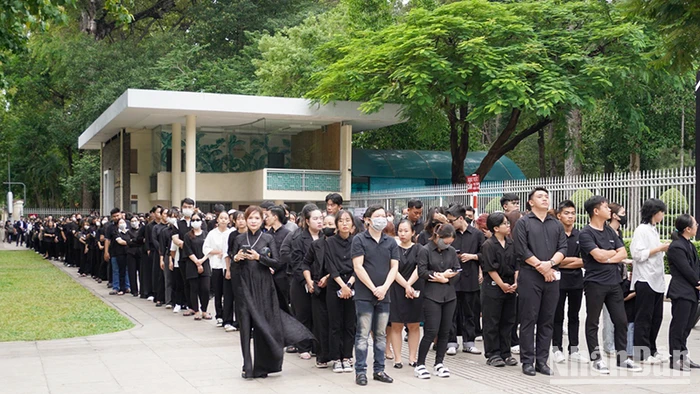 Từ sáng sớm, người dân tại Thành phố Hồ Chí Minh đã có mặt trước cổng Hội trường Thống Nhất để chờ được vào viếng Tổng Bí thư Nguyễn Phú Trọng.