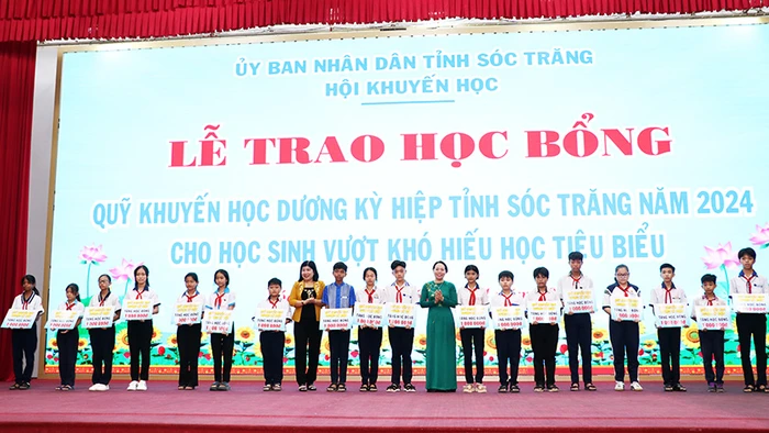 Trao học bổng Dương Kỳ HIệp cho học sinh vượt khó học tốt tiêu biểu của tỉnh Sóc Trăng.