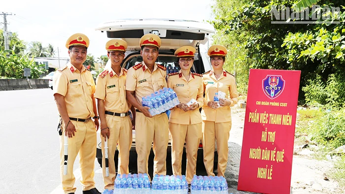 Chi Đoàn Phòng Cảnh sát giao thông tỉnh Sóc Trăng tham gia hỗ trợ người dân.