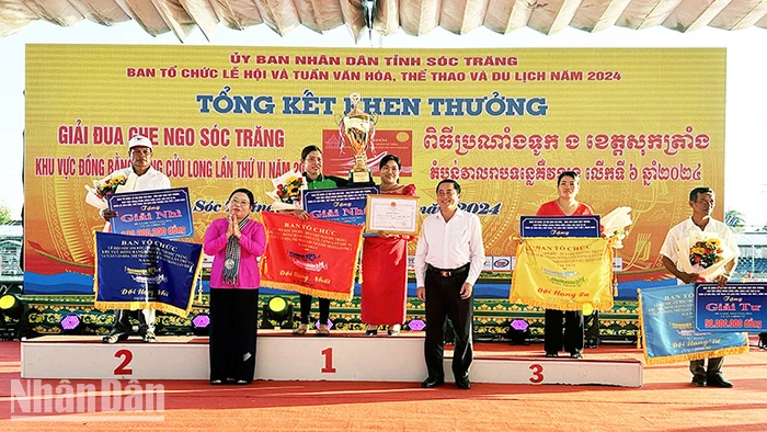 Lãnh đạo tỉnh Sóc Trăng trao giải cho các đội ghe Ngo nữ.