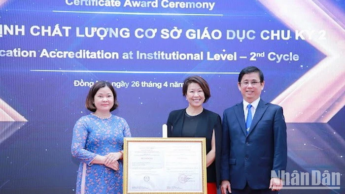 Lãnh đạo Trung tâm Kiểm định chất lượng giáo dục Đại học Quốc gia Thành phố Hồ Chí Minh trao chứng nhận đạt chuẩn kiểm định chất lượng chu kỳ 2 cho Trường đại học Lạc Hồng.