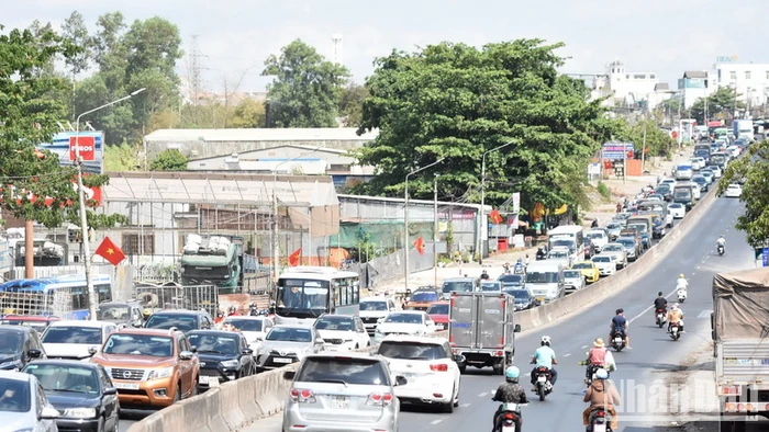 Ùn tắc giao thông kéo dài trên Quốc lộ 1A, hướng Đồng Nai đi Bình Thuận sáng 28/4, đoạn qua địa bàn huyện Trảng Bom.