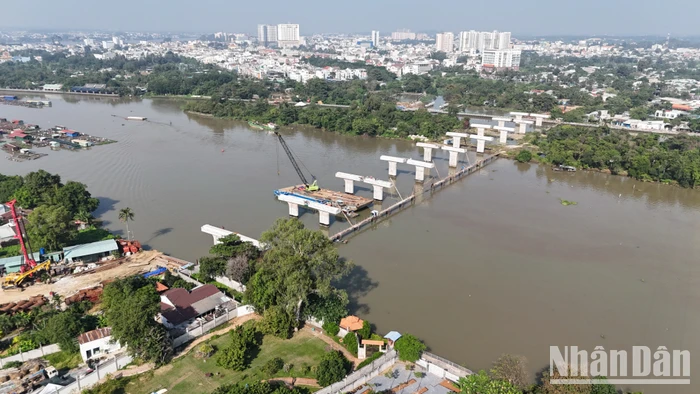 Cầu Thống Nhất bắc qua sông Cái (một nhánh của sông Đồng Nai) là hạng mục quan trọng nhất của Dự án đường trục trung tâm thành phố Biên Hòa.