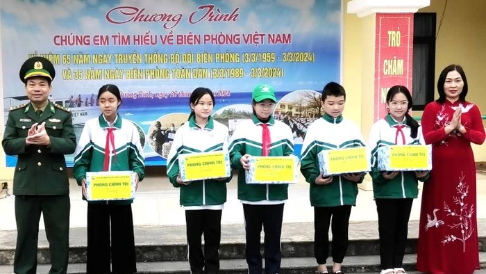 Đại diện Bộ Chỉ huy Bộ đội Biên phòng Quảng Bình trao quà học sinh có thành tích cao trong học tập ở thành phố Đồng Hới.