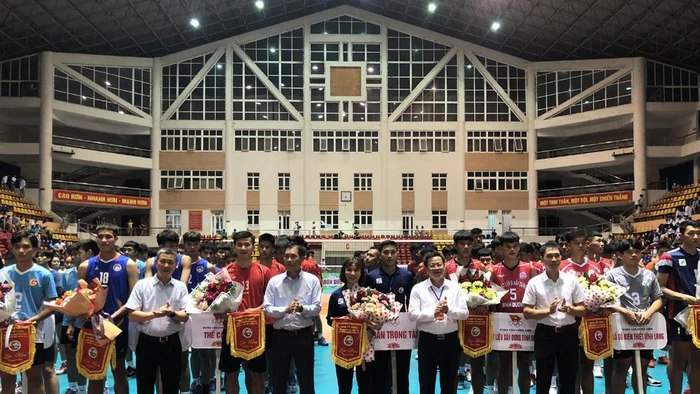 Lãnh đạo Tổng Cục thể dục thể thao, Liên đoàn bóng chuyền Việt Nam và tỉnh Bắc Kạn tặng hoa các Câu lạc bộ tham gia giải.