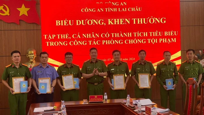 Trao thư khen và phần thưởng cho các cá nhân, tập thể có thành tích trong vụ án trên.