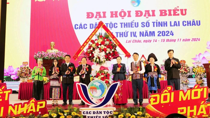 Lãnh đạo tỉnh Lai Châu tặng hoa chúc mừng đại hội.