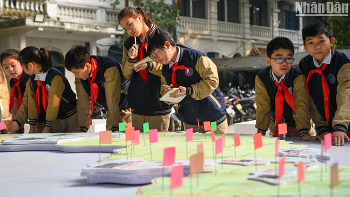 Trong ngày thứ hai mở cửa, Triển lãm tương tác “Những trận đánh nổi tiếng, những vị tướng tài danh” tại Trụ sở Báo Nhân Dân (71 Hàng Trống, Hà Nội) đã thu hút học sinh các trường đến tìm hiểu về lịch sử Quân đội nhân dân Việt Nam.