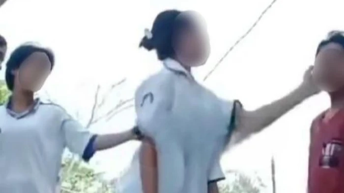 Hình ảnh nữ sinh ở huyện Hồng Dân (Bạc Liêu) bị đánh hội đồng cắt từ video đang lan tràn trên mạng xã hội.