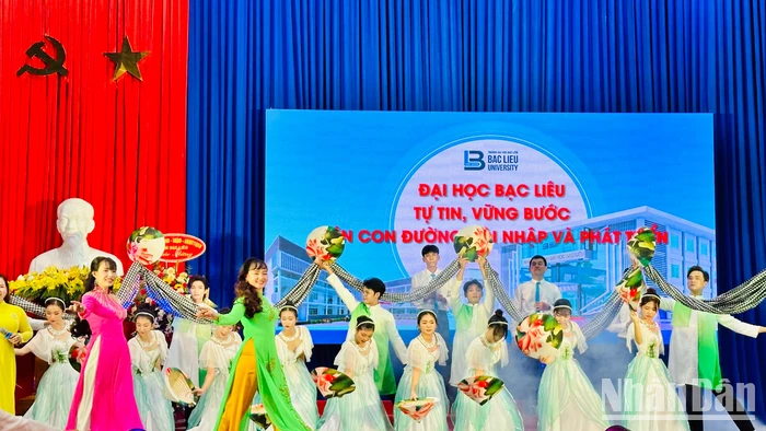 Một tiết mục văn nghệ chiều 19/11 của sinh viên Trường đại học Bạc Liêu tại lễ khai giảng năm học mới và kỷ niệm 42 năm Ngày Nhà giáo Việt Nam. (Ảnh: TRỌNG DUY)