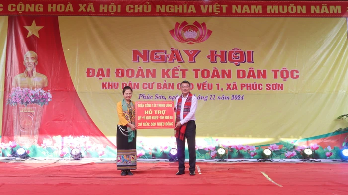 Đồng chí Lê Minh Hưng trao quà của Đoàn công tác Trung ương hỗ trợ Quỹ “Vì người nghèo” tỉnh Nghệ An.