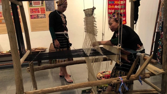 Phụ nữ dân tộc Thái Thanh trình diễn kỹ thuật dệt vải căn sợi tại Viện Goethe trong triển lãm của Craftlink.