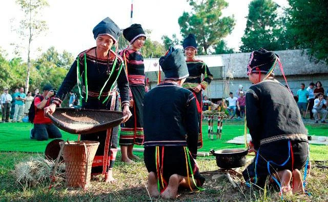 Chuẩn bị cho lễ mừng lúa mới. (Ảnh: Làng Văn hóa-Du lịch các dân tộc Việt Nam)