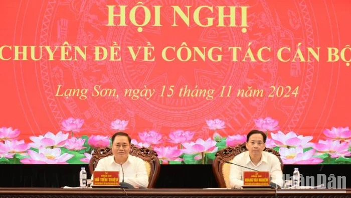 Đồng chí Hoàng Văn Nghiệm, Phó Bí thư Thường trực Tỉnh ủy, Trưởng đoàn đại biểu Quốc hội tỉnh Lạng Sơn cùng đồng chí Hồ Tiến Thiệu, Phó Bí thư Tỉnh ủy, Chủ tịch Ủy ban nhân dân tỉnh chủ trì hội nghị.